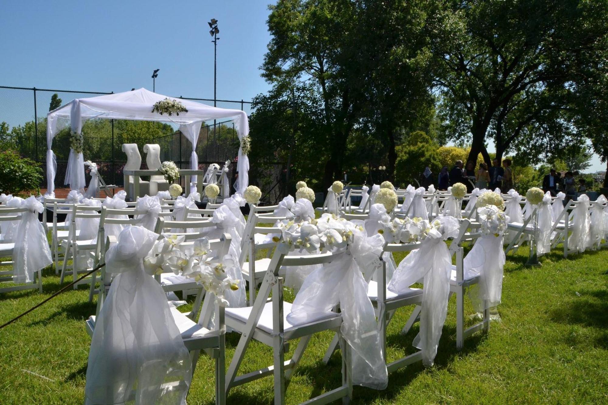 Sheraton Istanbul Atakoy Hotel מראה חיצוני תמונה A wedding at the park