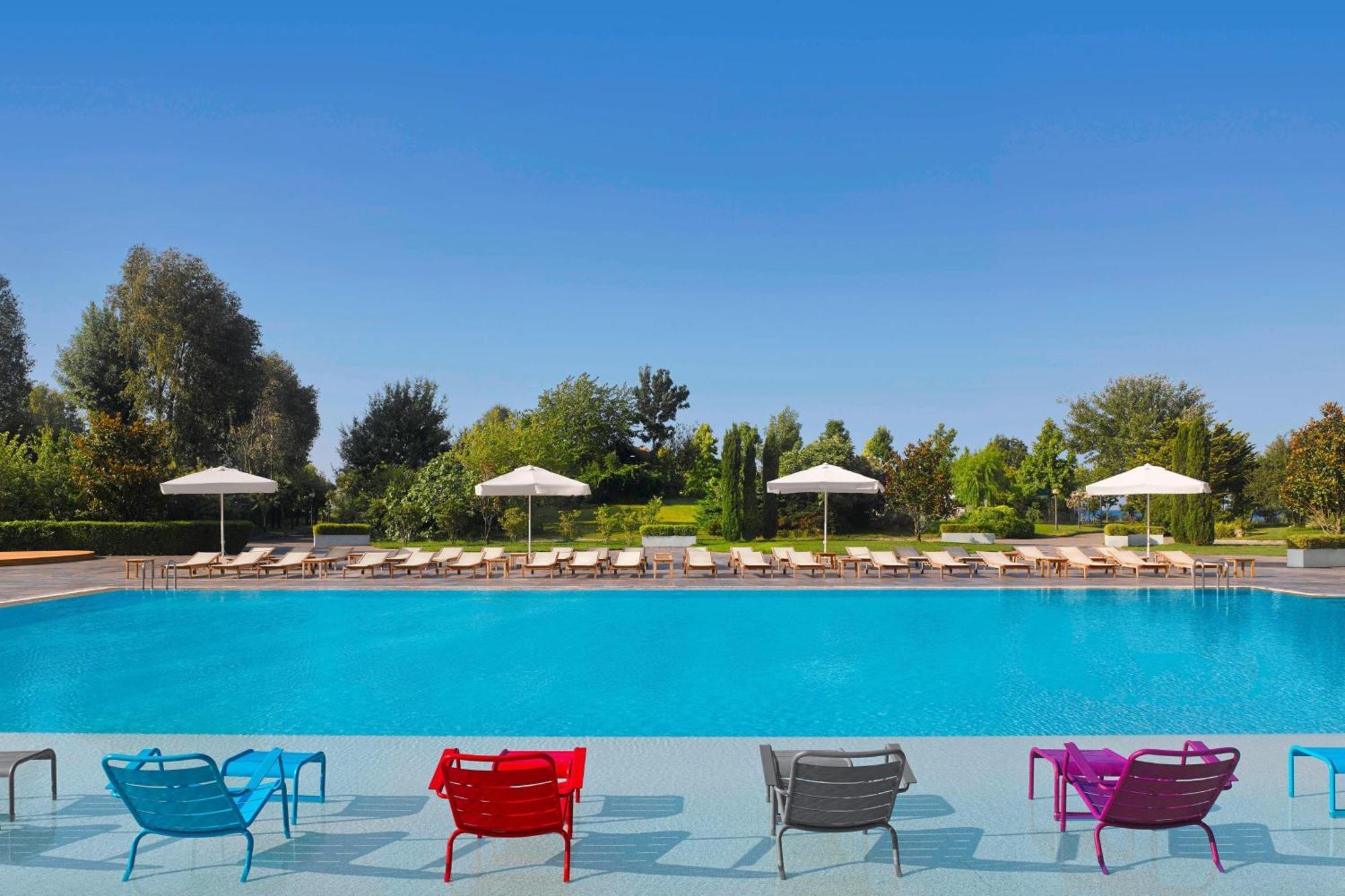 Sheraton Istanbul Atakoy Hotel מראה חיצוני תמונה The pool at the hotel