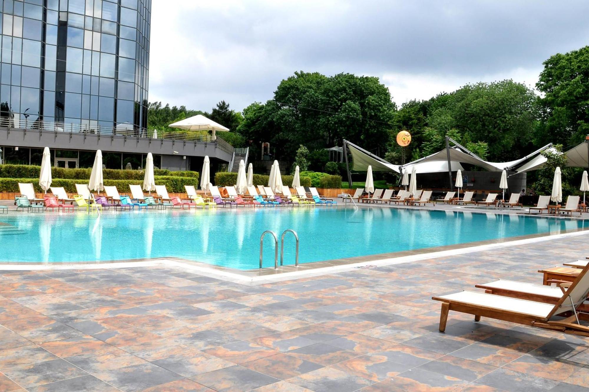 Sheraton Istanbul Atakoy Hotel מראה חיצוני תמונה The pool at the hotel