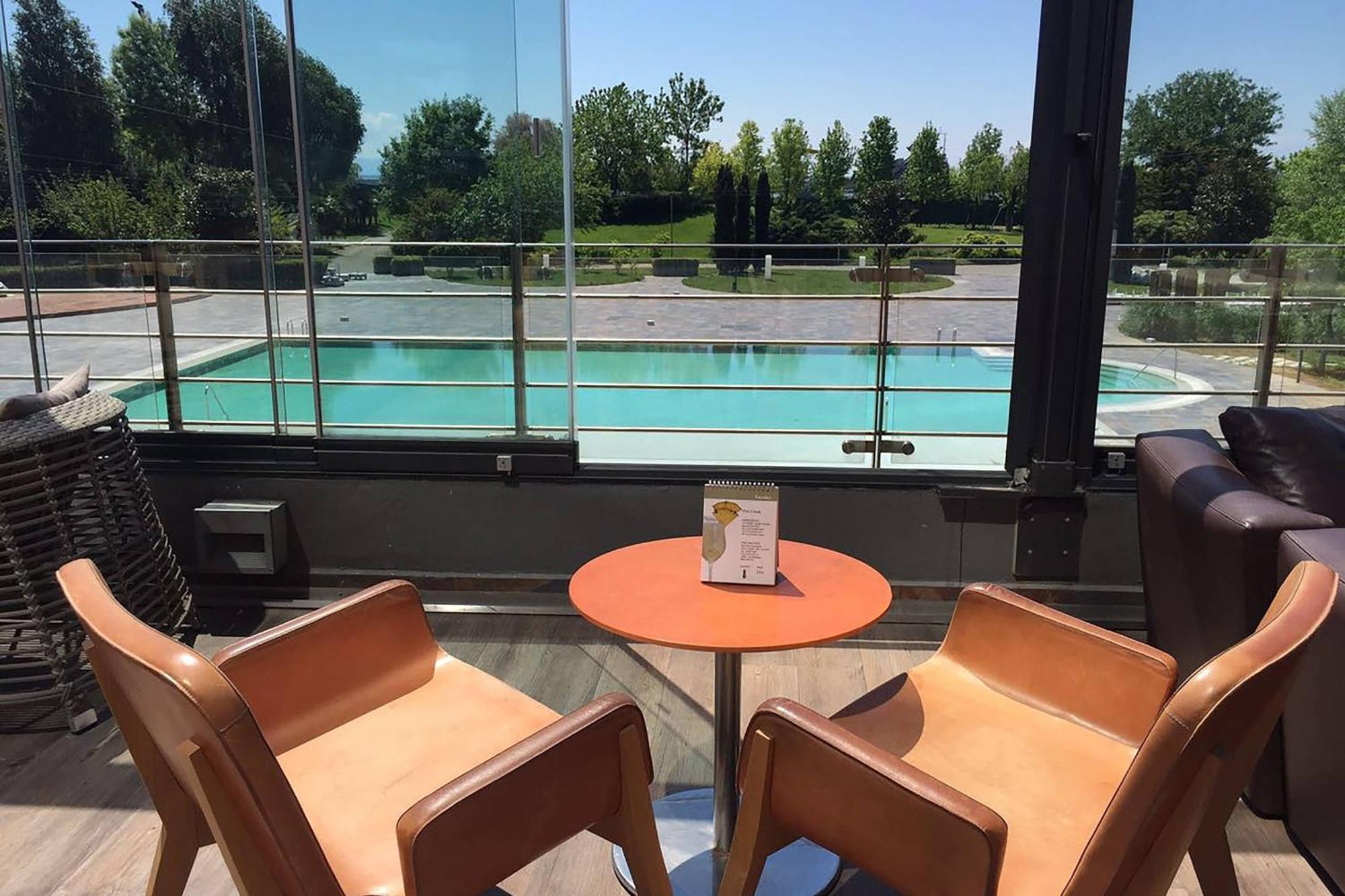 Sheraton Istanbul Atakoy Hotel מראה חיצוני תמונה The pool at the hotel
