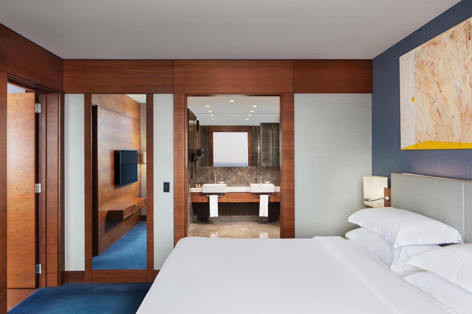 Sheraton Istanbul Atakoy Hotel מראה חיצוני תמונה A guest room at the hotel