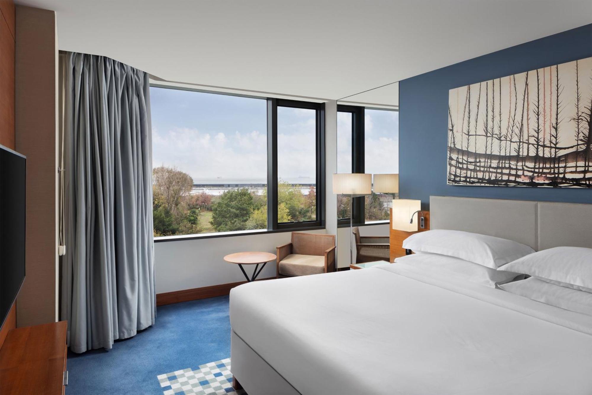 Sheraton Istanbul Atakoy Hotel מראה חיצוני תמונה A guest room at the Hilton San Francisco