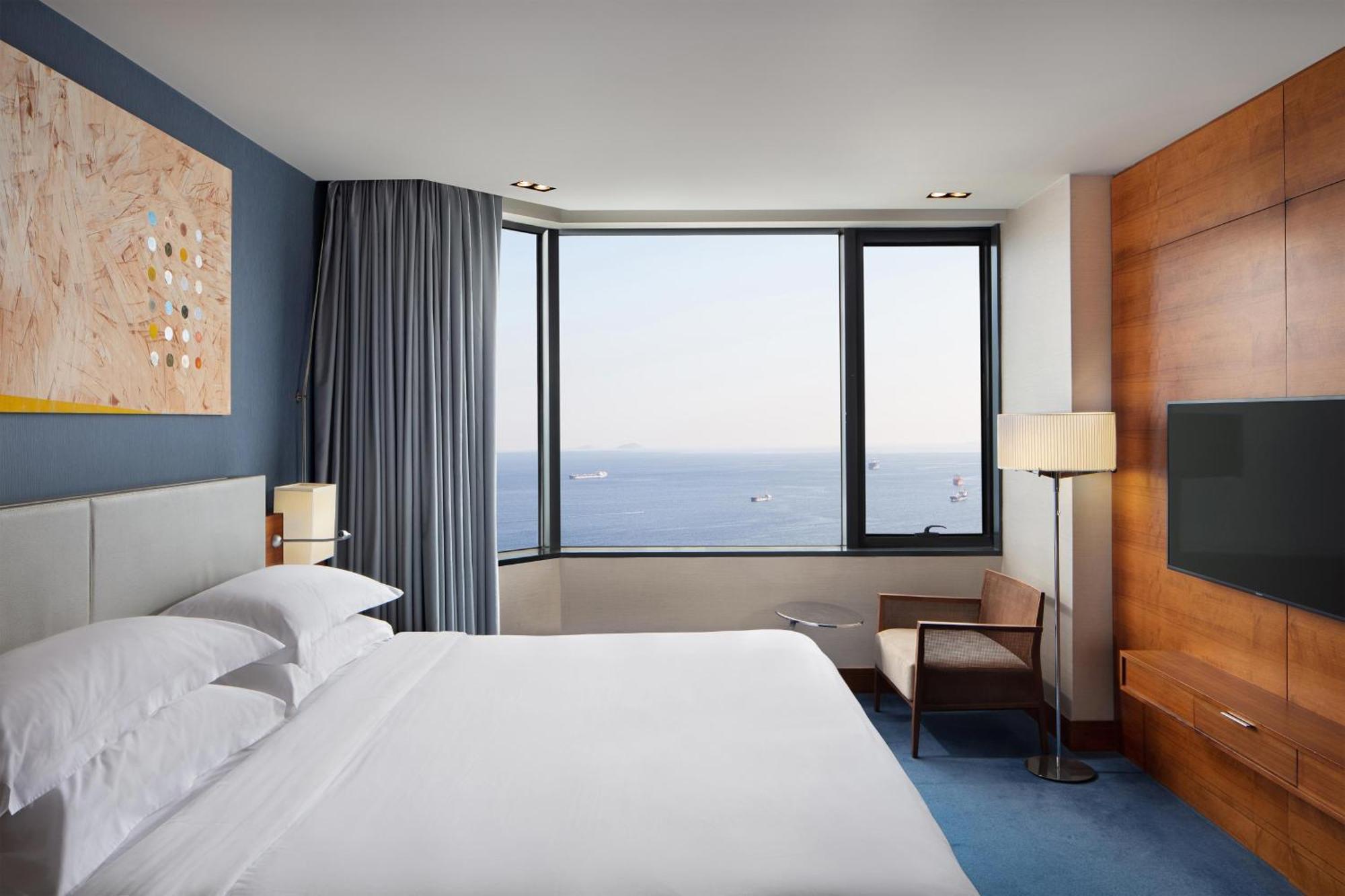 Sheraton Istanbul Atakoy Hotel מראה חיצוני תמונה A guest room at the hotel