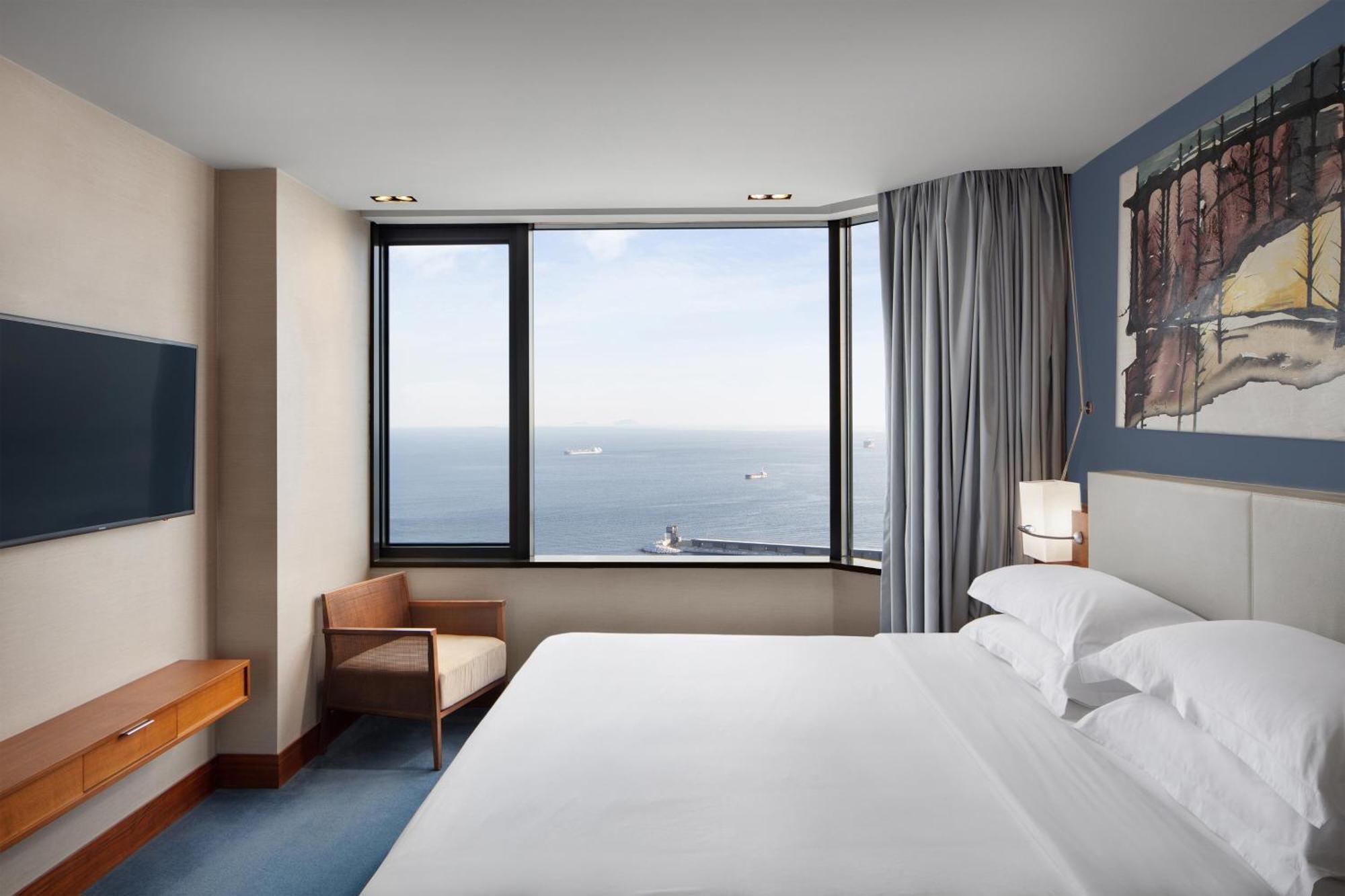 Sheraton Istanbul Atakoy Hotel מראה חיצוני תמונה A guest room at the hotel