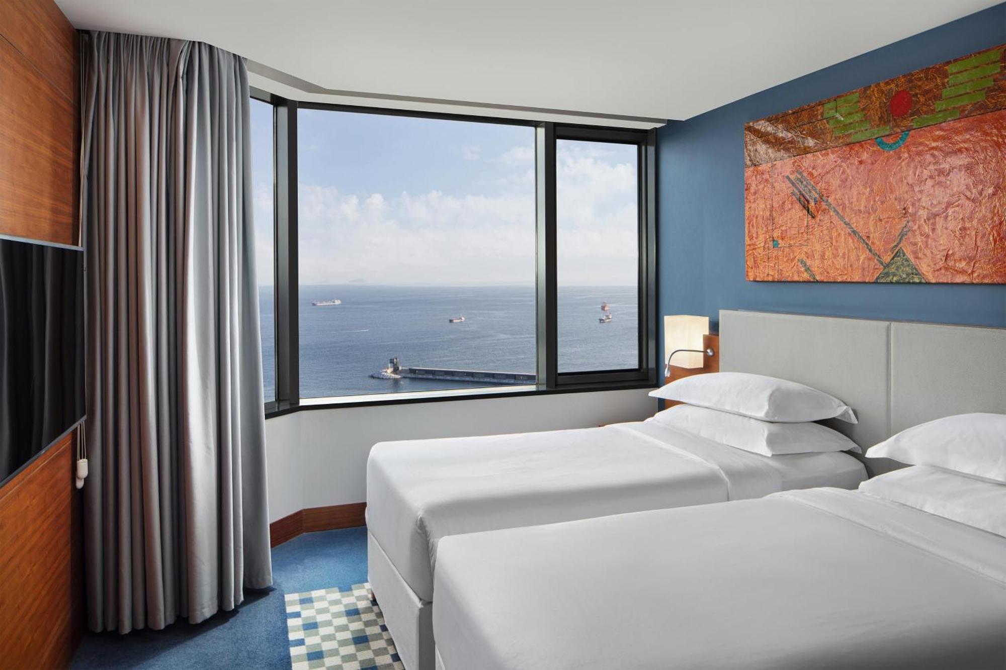 Sheraton Istanbul Atakoy Hotel מראה חיצוני תמונה A guest room at the hotel
