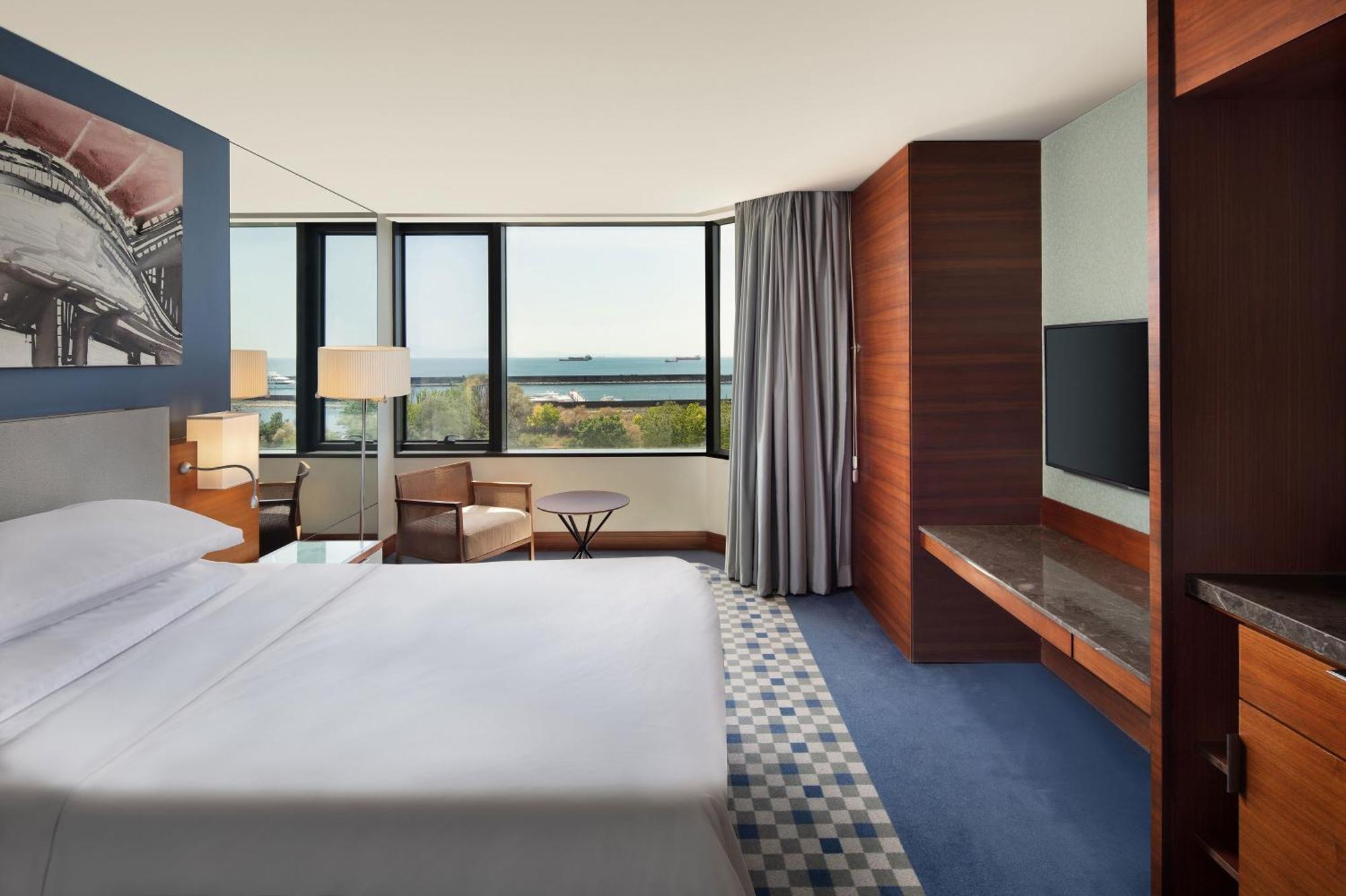 Sheraton Istanbul Atakoy Hotel מראה חיצוני תמונה A guest room at the hotel